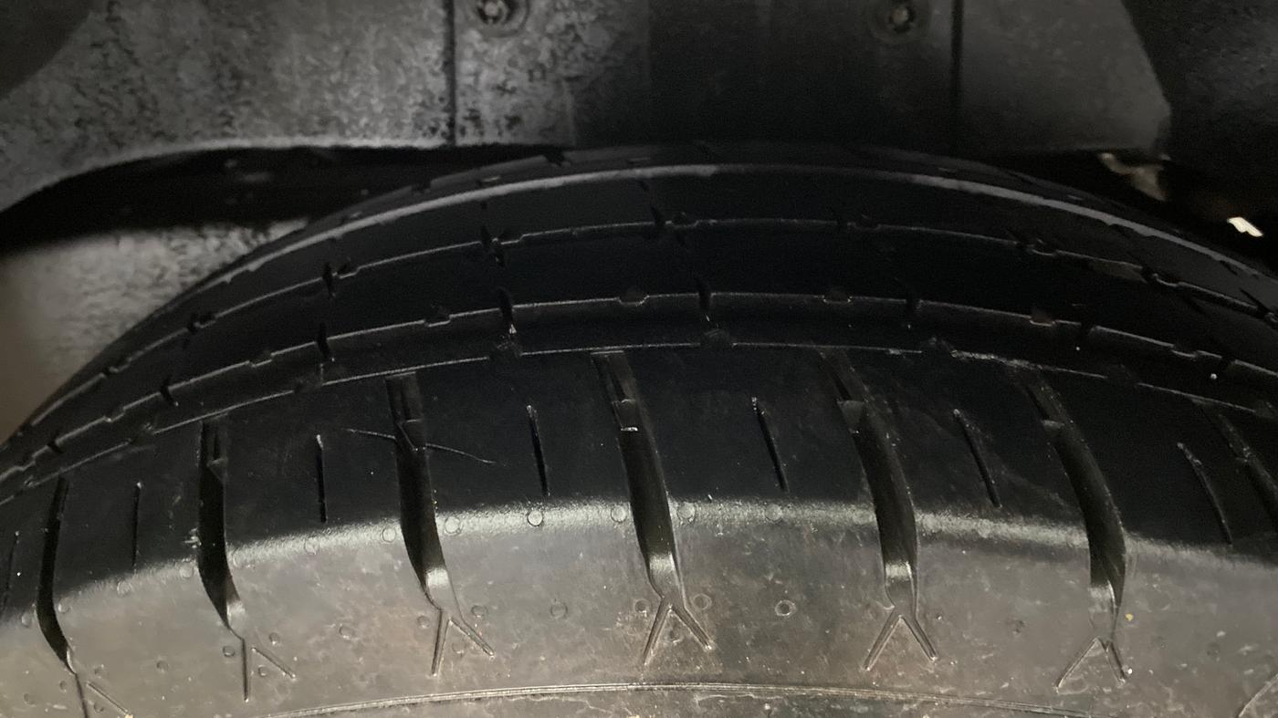 2015 Mahindra TUV300 T8 AMT, Diesel, Automatic, 67,327 km, Left Rear Tyre Tread