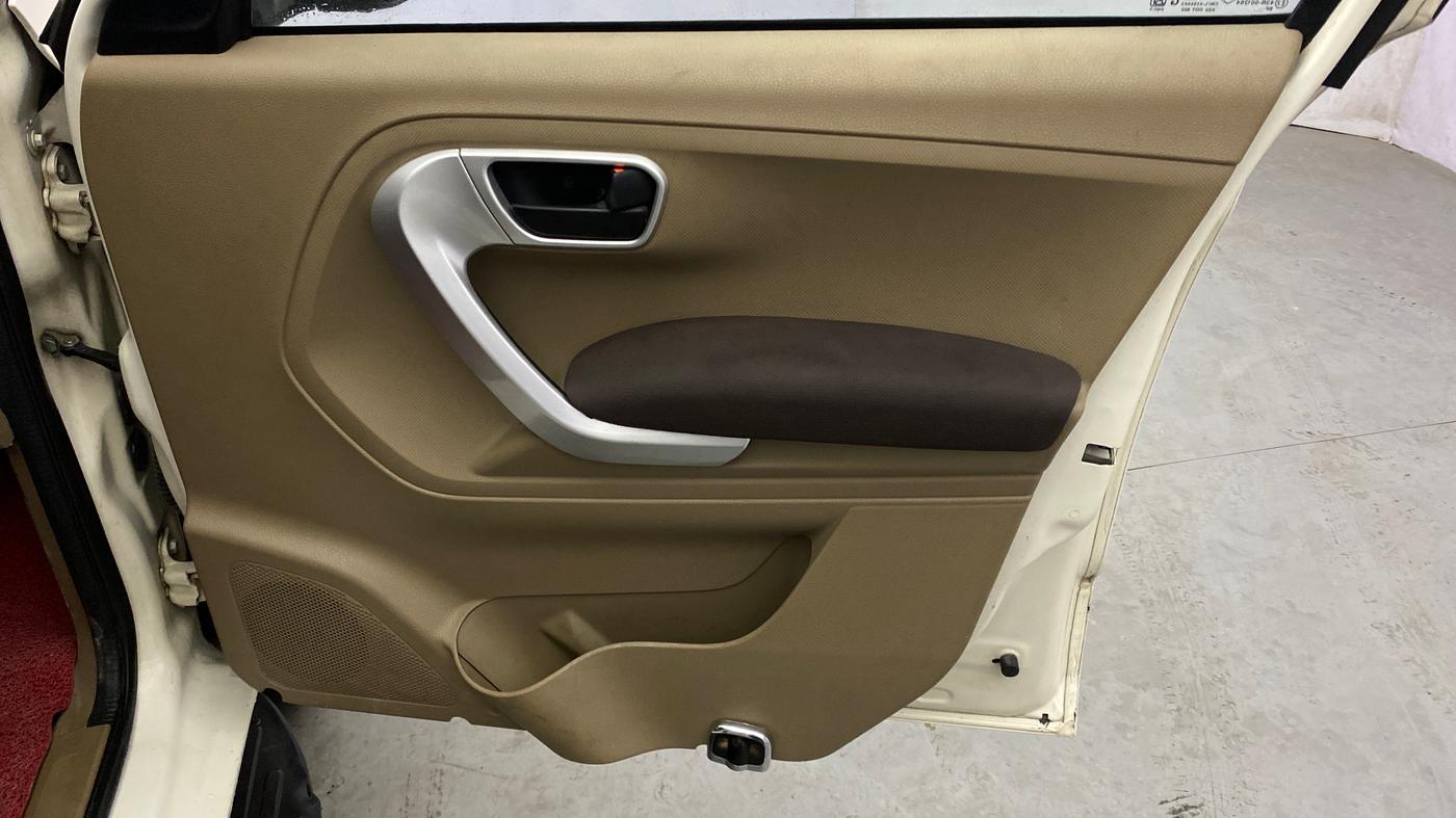 2015 Mahindra TUV300 T8 AMT, Diesel, Automatic, 67,327 km, Driver Side Door Panels Control