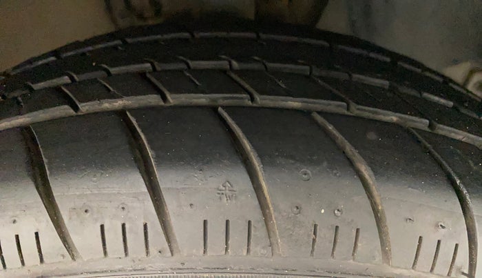 2011 Volkswagen Polo HIGHLINE1.2L, Petrol, Manual, 67,974 km, Right Front Tyre Tread