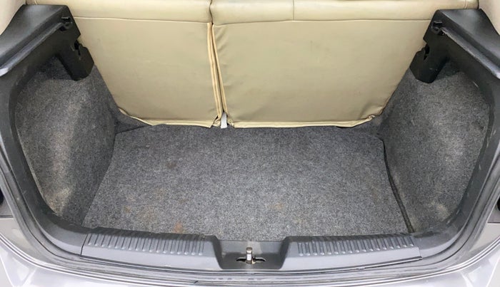 2011 Volkswagen Polo HIGHLINE1.2L, Petrol, Manual, 67,974 km, Dicky (Boot door) - Parcel tray missing
