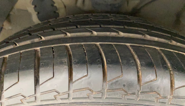 2015 Hyundai Verna FLUIDIC 4S 1.6 VTVT S(O), Petrol, Manual, 32,211 km, Left Front Tyre Tread