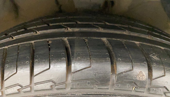2015 Hyundai Verna FLUIDIC 4S 1.6 VTVT S(O), Petrol, Manual, 32,211 km, Right Front Tyre Tread
