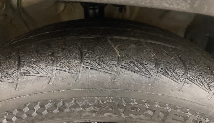 2022 Hyundai ALCAZAR PLATINUM(O) 7STR 1.5 AT, Diesel, Automatic, 45,177 km, Right Front Tyre Tread