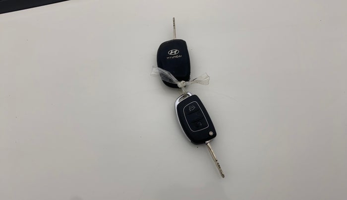 2015 Hyundai Xcent S (O) 1.2, CNG, Manual, 72,300 km, Key Close Up