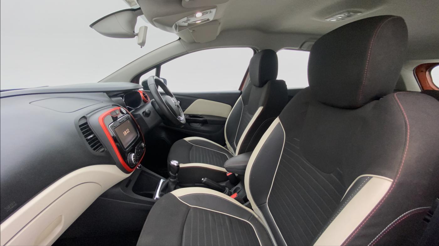 2017 Renault Captur RXT Diesel Dual Tone, Diesel, Manual, 73,947 km, Right Side Front Door Cabin