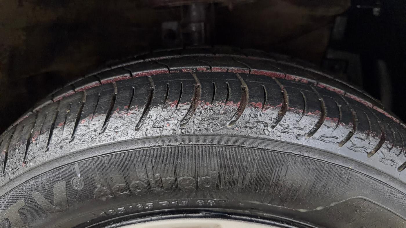 2017 Maruti Ciaz VXI (O), CNG, Manual, 96,211 km, Right Front Tyre Tread