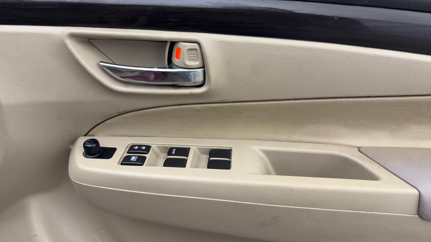 2017 Maruti Ciaz VXI (O), CNG, Manual, 96,211 km, Driver Side Door Panels Control