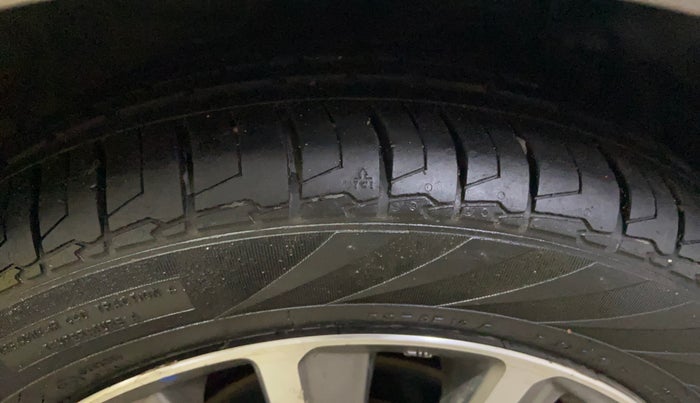 2018 Maruti Ciaz ALPHA  AT 1.5 SHVS PETROL, Petrol, Automatic, 91,756 km, Right Front Tyre Tread