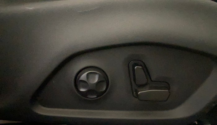 2022 Jeep MERIDIAN LIMITED (O) 4X4 AT, Diesel, Automatic, 18,482 km, Driver Side Adjustment Panel