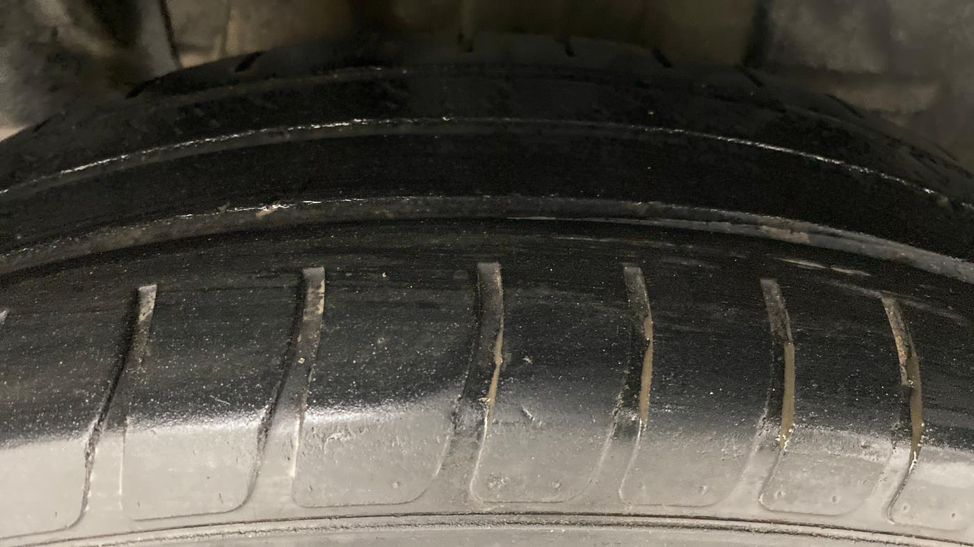 2018 Maruti Swift VXI AMT, Petrol, Automatic, 42,298 km, Right Rear Tyre Tread