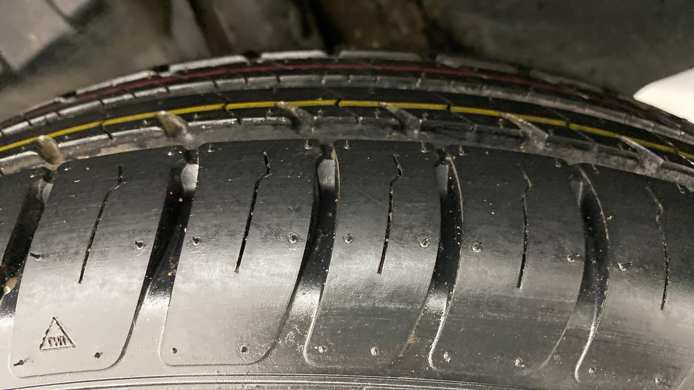 2018 Maruti Swift VXI AMT, Petrol, Automatic, 42,298 km, Left Rear Tyre Tread