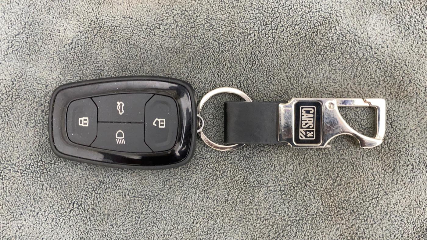 2022 Tata PUNCH CREATIVE IRA AMT 1.2 RTN DUAL TONE, Petrol, Automatic, 26,123 km, Key Close Up