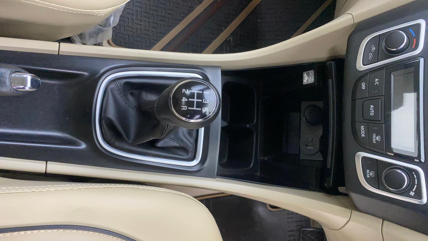 2023 Maruti Ciaz ZETA 1.5 SHVS MT PETROL, Petrol, Manual, 28,367 km, Gear Lever