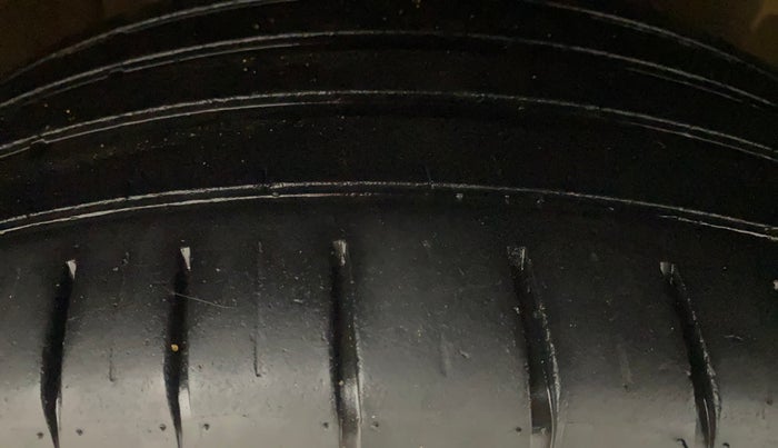 2016 Maruti Baleno ALPHA PETROL 1.2, Petrol, Manual, 75,879 km, Right Front Tyre Tread