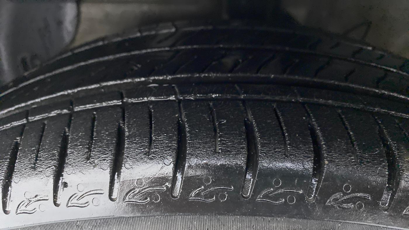 2021 Hyundai AURA SX+ AT 1.2CRDI, Diesel, Automatic, 30,600 km, Left Front Tyre Tread