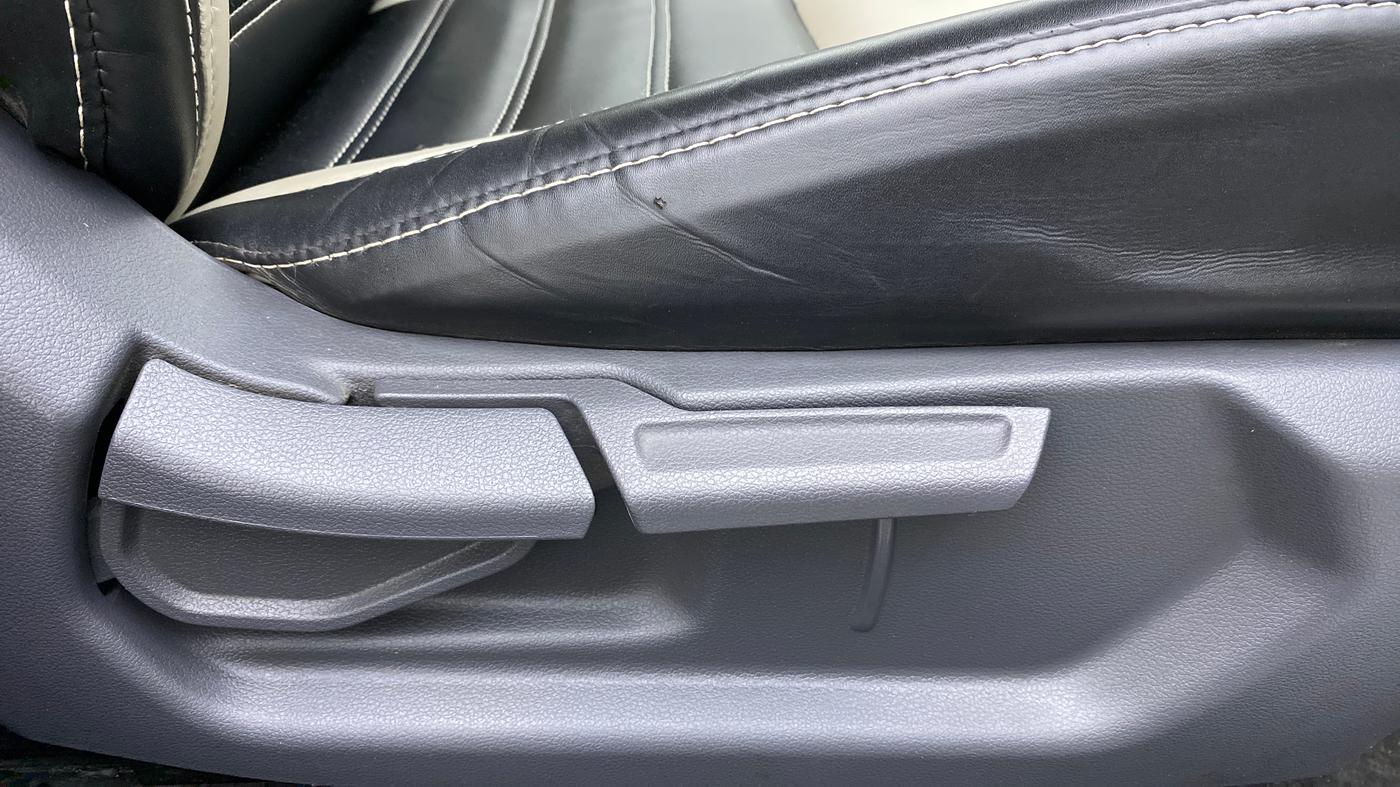 2021 Hyundai AURA SX+ AT 1.2CRDI, Diesel, Automatic, 30,600 km, Driver Side Adjustment Panel