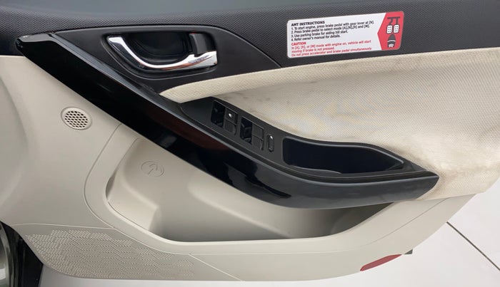 2022 Tata NEXON XZA PLUS SUNROOF PETROL, Petrol, Automatic, 33,110 km, Driver Side Door Panels Control