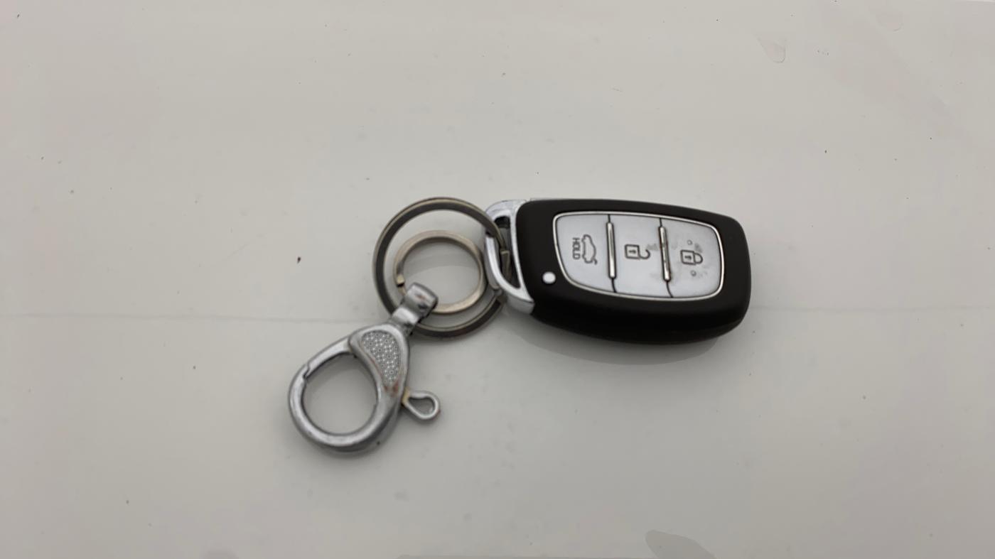 2015 Hyundai Xcent SX AT 1.2 (O), Petrol, Automatic, 80,478 km, Key Close Up