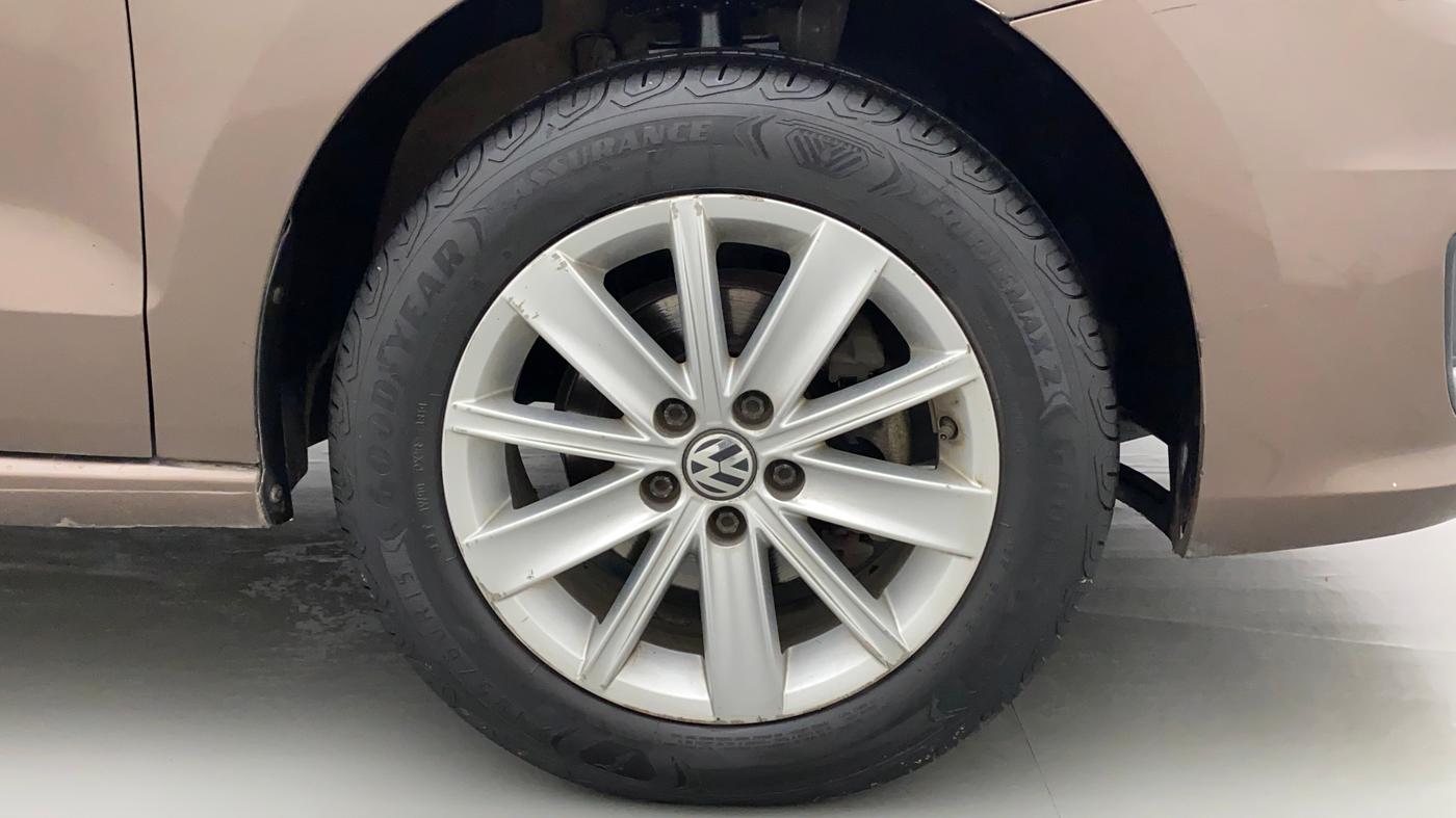 2015 Volkswagen Vento HIGHLINE 1.6 MPI, Petrol, Manual, 87,242 km, Right Front Wheel