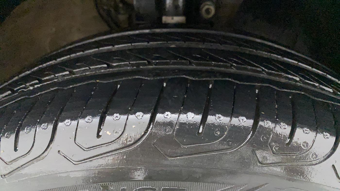 2015 Volkswagen Vento HIGHLINE 1.6 MPI, Petrol, Manual, 87,242 km, Right Front Tyre Tread