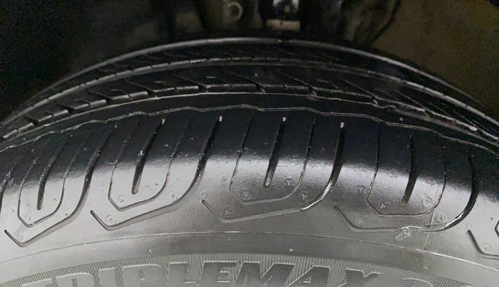 2015 Volkswagen Vento HIGHLINE 1.6 MPI, Petrol, Manual, 87,242 km, Left Front Tyre Tread