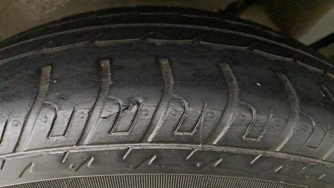 2011 Maruti Wagon R 1.0 VXI, Petrol, Manual, 1,00,490 km, Left Front Tyre Tread