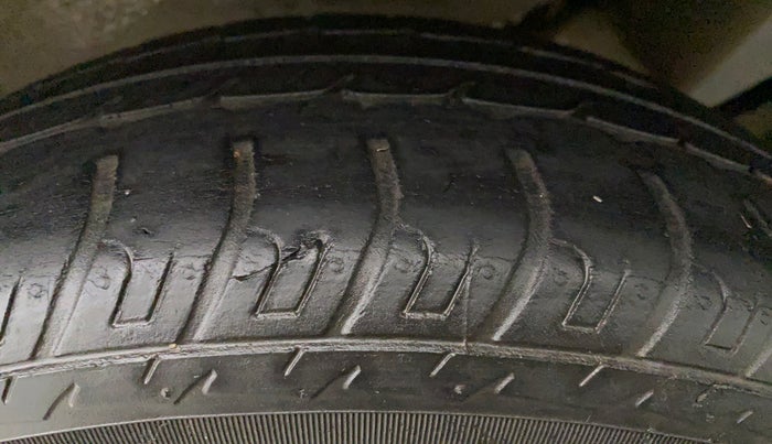 2011 Maruti Wagon R 1.0 VXI, Petrol, Manual, 1,00,490 km, Left Front Tyre Tread