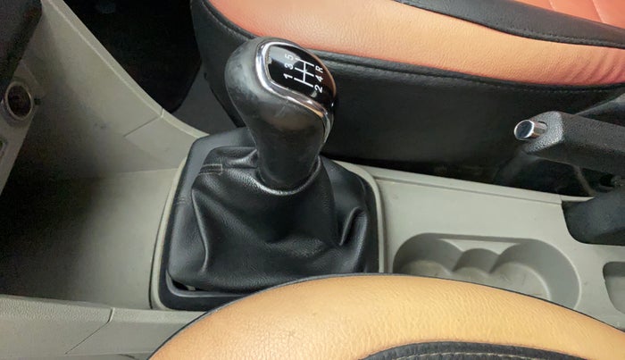 2016 Tata Tiago XE PETROL, Petrol, Manual, 1,01,386 km, Gear lever - Boot Cover minor damage