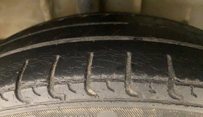 2016 Tata Tiago XE PETROL, Petrol, Manual, 1,01,386 km, Right Rear Tyre Tread