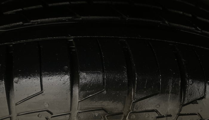 2018 Tata NEXON XMA PETROL, Petrol, Automatic, 72,443 km, Right Front Tyre Tread