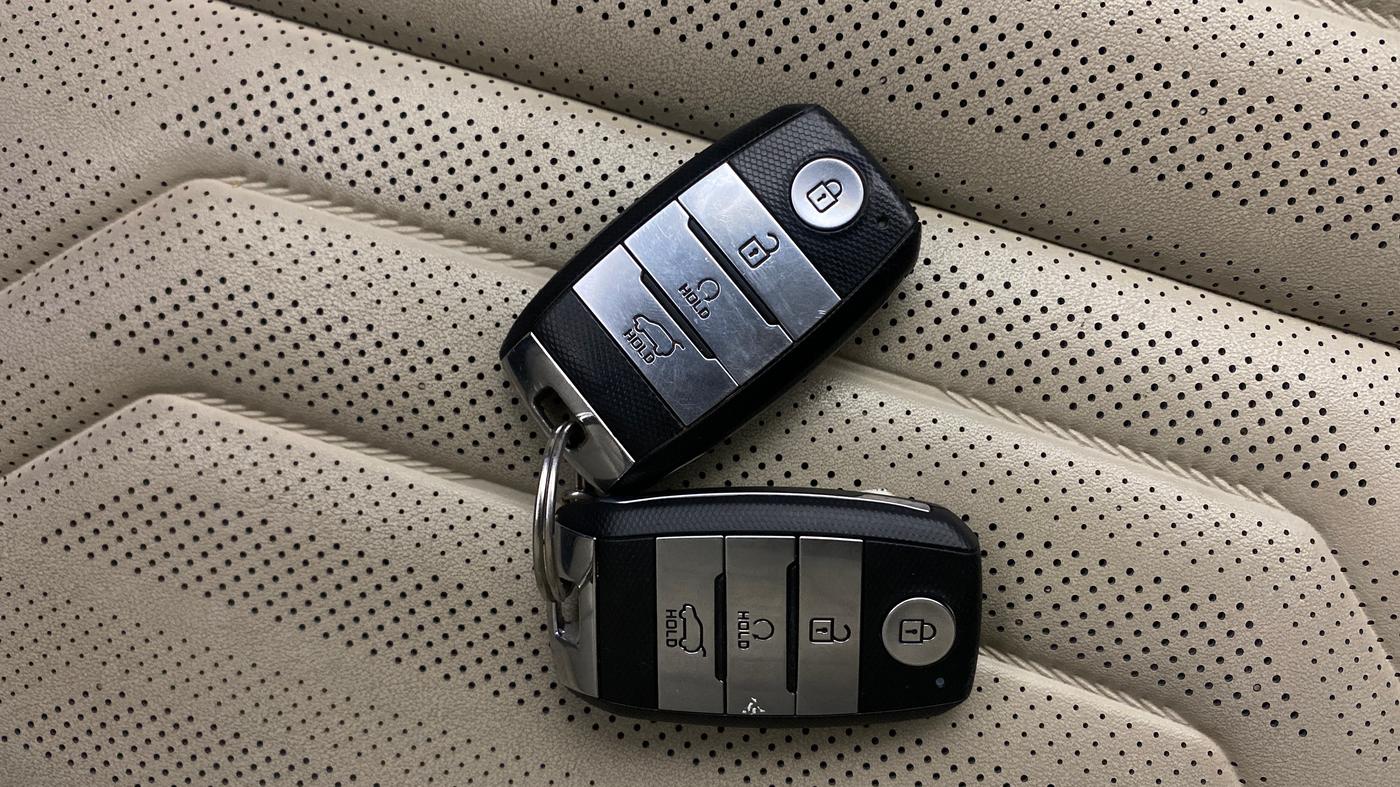 2022 KIA CARENS LUXURY PLUS 1.5 DIESEL AT 7 STR, Diesel, Automatic, 1,04,223 km, Key Close Up