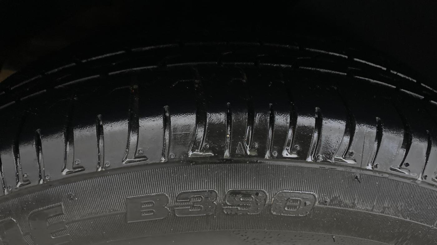 2022 KIA CARENS LUXURY PLUS 1.5 DIESEL AT 7 STR, Diesel, Automatic, 1,04,223 km, Right Rear Tyre Tread