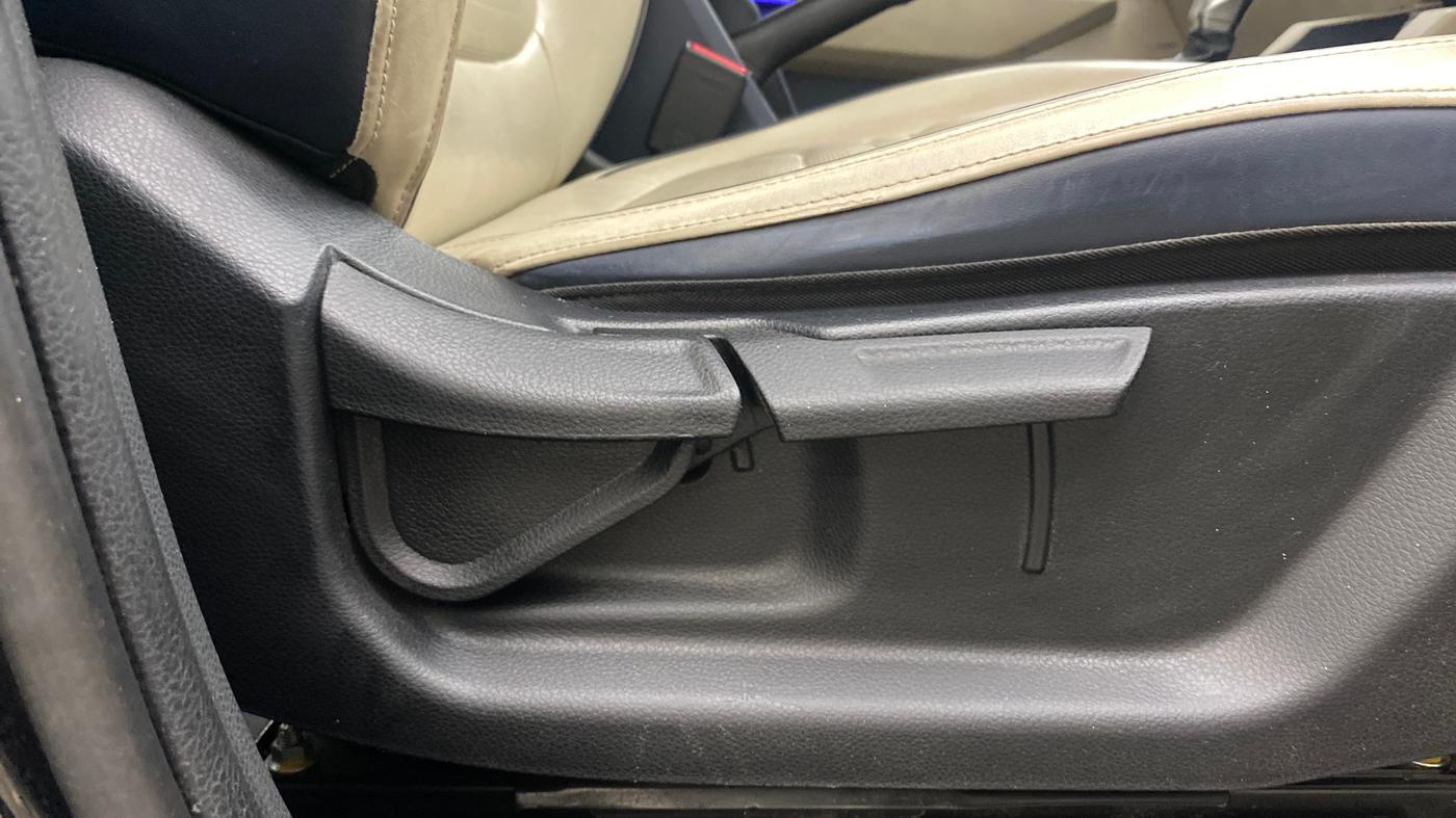 2022 KIA CARENS LUXURY PLUS 1.5 DIESEL AT 7 STR, Diesel, Automatic, 1,04,223 km, Driver Side Adjustment Panel