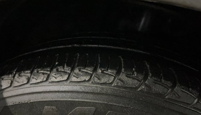 2016 Maruti Baleno DELTA PETROL 1.2, Petrol, Manual, 61,806 km, Left Front Tyre Tread