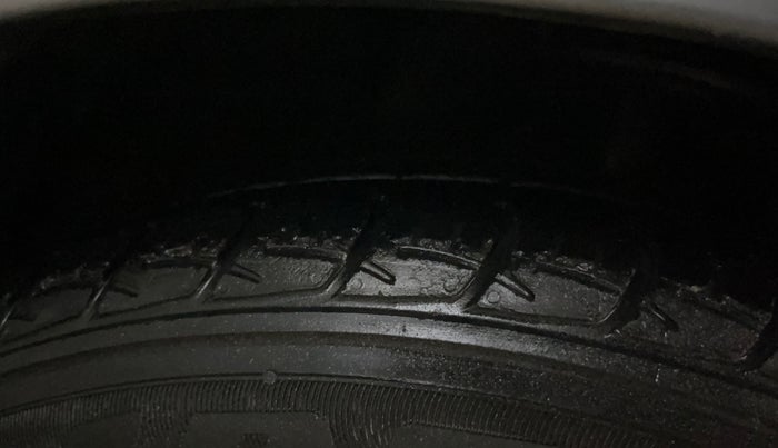 2016 Maruti Baleno DELTA PETROL 1.2, Petrol, Manual, 61,806 km, Right Front Tyre Tread