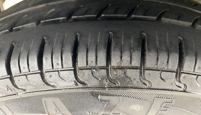 2017 Hyundai Eon ERA +, Petrol, Manual, 27,680 km, Right Rear Tyre Tread