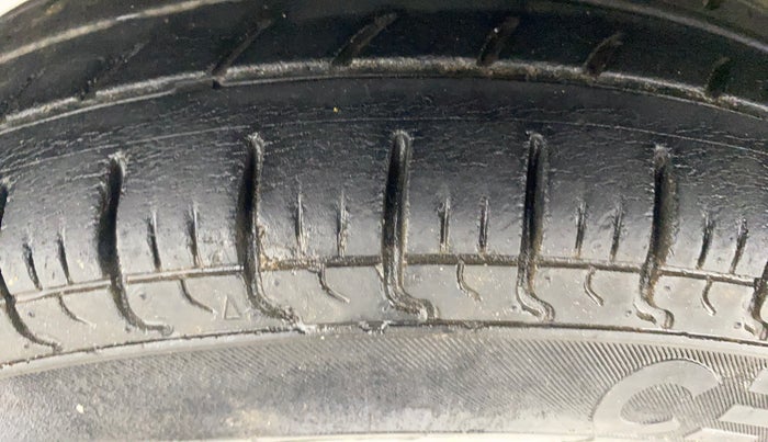 2017 Hyundai Eon ERA +, Petrol, Manual, 27,680 km, Left Front Tyre Tread