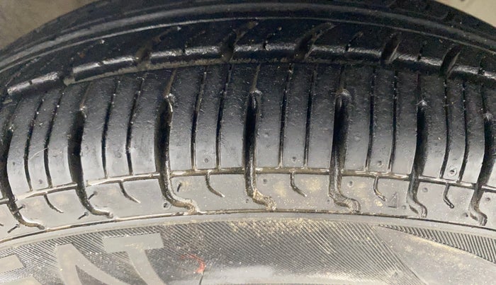 2017 Hyundai Eon ERA +, Petrol, Manual, 27,680 km, Right Front Tyre Tread