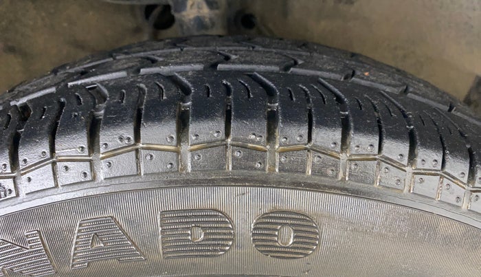 2010 Maruti Ritz ZXI, Petrol, Manual, 83,901 km, Right Front Tyre Tread