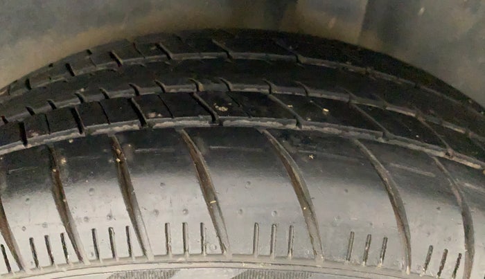 2016 Volkswagen Polo HIGHLINE1.2L, Petrol, Manual, 29,317 km, Left Rear Tyre Tread