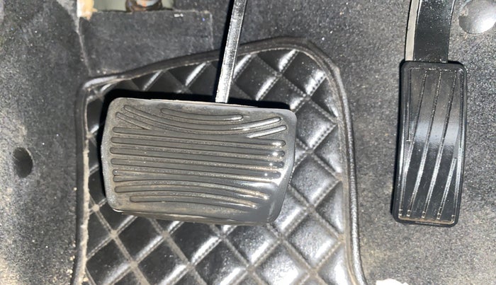 2022 Mahindra XUV700 AX 7 LUXURY P AT 7 STR, Petrol, Automatic, 76,554 km, Pedals