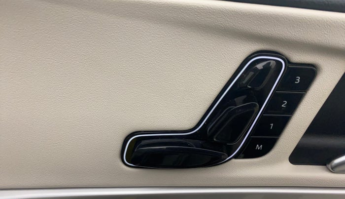 2022 Mahindra XUV700 AX 7 LUXURY P AT 7 STR, Petrol, Automatic, 76,554 km, Driver Side Adjustment Panel