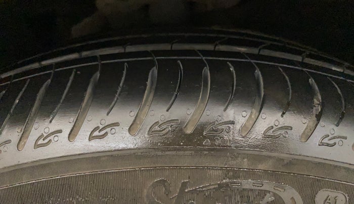 2022 Mahindra XUV700 AX 7 LUXURY P AT 7 STR, Petrol, Automatic, 76,554 km, Right Front Tyre Tread