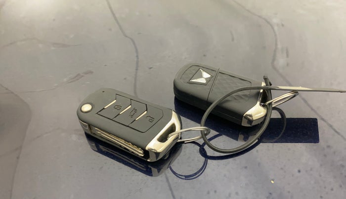 2022 Mahindra XUV700 AX 7 LUXURY P AT 7 STR, Petrol, Automatic, 76,554 km, Key Close Up