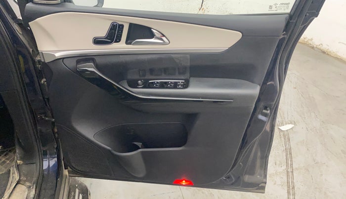 2022 Mahindra XUV700 AX 7 LUXURY P AT 7 STR, Petrol, Automatic, 76,554 km, Driver Side Door Panels Control