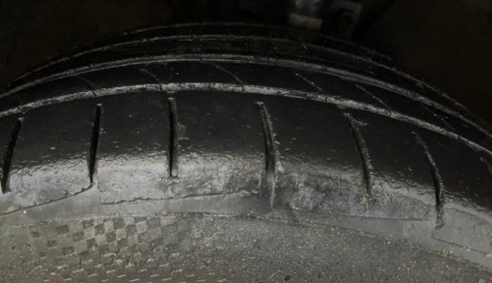 2013 Volkswagen Polo HIGHLINE1.2L, Petrol, Manual, 83,089 km, Right Front Tyre Tread