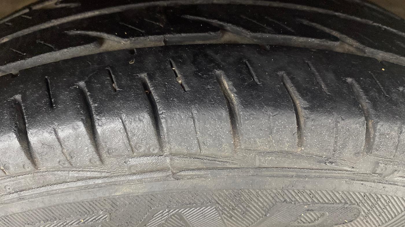 2013 Hyundai Eon ERA +, Petrol, Manual, 41,357 km, Right Front Tyre Tread