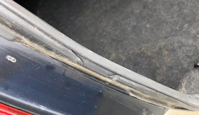2010 Maruti Swift Dzire VXI, Petrol, Manual, 65,403 km, Dicky (Boot door) - Weather strip has minor damage