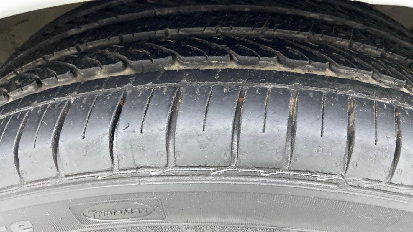 2014 Hyundai Verna FLUIDIC 1.6 CRDI SX OPT AT, Diesel, Automatic, 99,781 km, Right Front Tyre Tread