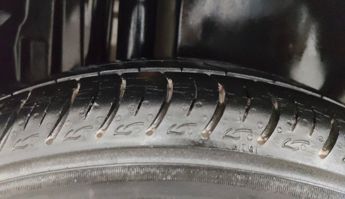 2014 Maruti Swift Dzire ZXI, Petrol, Manual, 69,292 km, Right Rear Tyre Tread